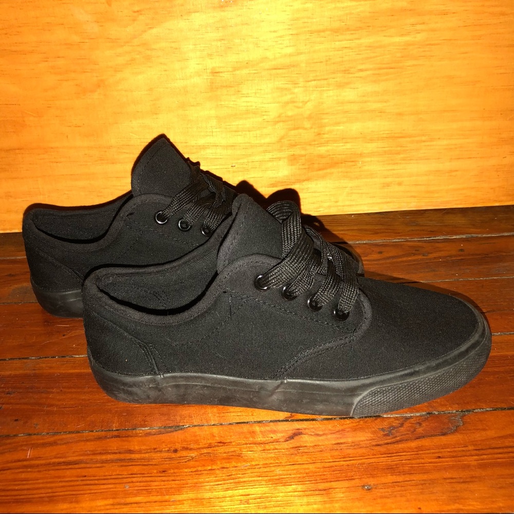 🎠 Black boys laced up slip on sneaker
